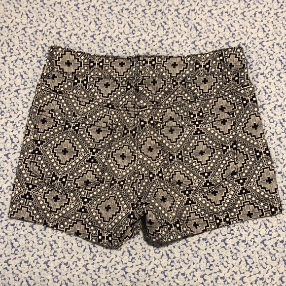 SO Black and White Patterned High-Waisted Junior’s Shorts Size: 3 - Picture 2 of 5